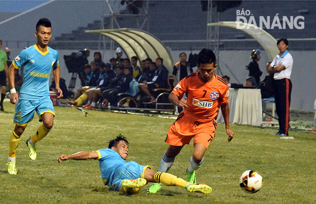 SHB Đà Nẵng (áo cam) tiếp tục đón nhận thất bại trước Sanna Khánh Hòa (áo xanh) trong lần gặp lại ở sân khách tại V-League 2017. 				 Ảnh: ANH VŨ