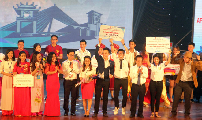 Niềm vui vỡ òa của các thành viên trong đội thi Trường ĐH Sư phạm sau khi giành giải Quán quân chung kết “Sinh viên ĐH Đà Nẵng với APEC 2017”.