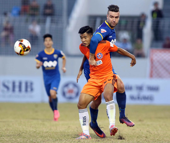 Nguyễn van Bakel (áo xanh), một trong những cầu thủ phạm sai lầm dẫn đến thất bại của FLC Thanh Hóa trước Than Quảng Ninh ở vòng đấu 22 vừa qua.                                                          Ảnh: ANH VŨ
