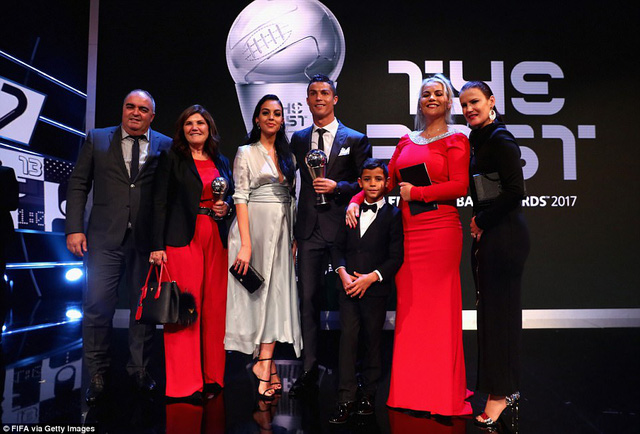 Đại gia đình chung vui với C.Ronaldo, trong lần thứ hai liên tiếp ngôi sao người Bồ Đào Nha nhận The Best