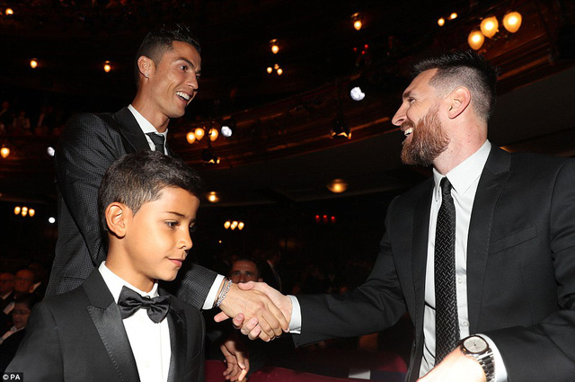 Hành động thân thiện của hai đối thủ cạnh tranh trực tiếp Messi và C.Ronaldo