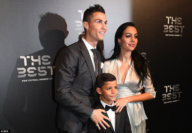 C.Ronaldo bên vợ con trong buổi lễ vinh danh của FIFA