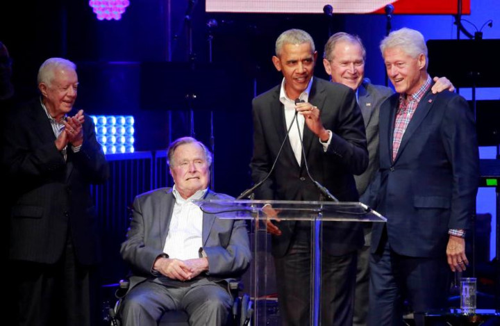 Bức ảnh đuợc chụp tại buổi biểu diễn được tổ chức ở Đại học Texas A&M với sự có mặt của ông Jimmy Carter (Tổng thống Mỹ đời thứ 39), cựu Tổng thống Bush cha (Tổng thống Mỹ thứ 41), ông Bill Clinton (Tổng thống Mỹ thứ 42), cựu Tổng thống Bush con (Tổng thống thứ 43) và ông Barack Obama (Tổng thống thứ 44 của Mỹ).