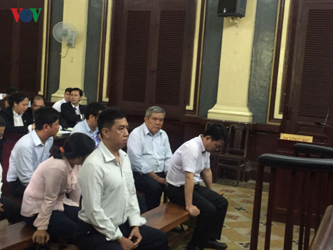 Theo lệnh bắt tạm giam, 2 bị cáo Hùng và Cường bị tạm giam thời hạn 90 ngày. Việc công bố lệnh bắt đã khiến nhiều người dự phiên tòa bất ngờ, không hiểu chuyện gì xảy ra.