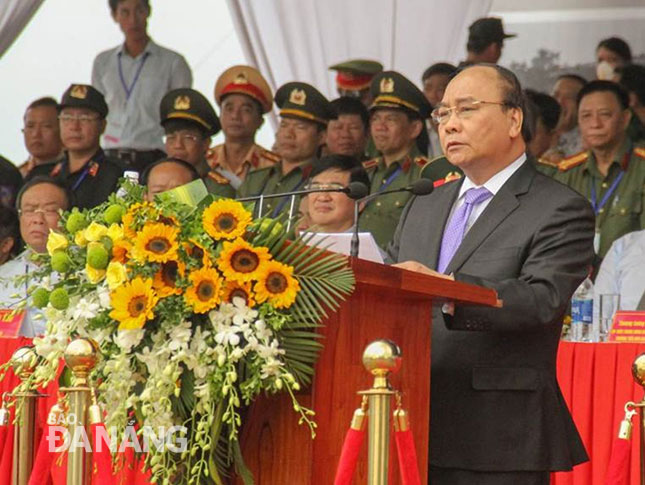 Thủ tướng Chính phủ Nguyễn Xuân Phúc phát biểu chỉ đạo tại buổi lễ xuất quân. Ảnh: QUỐC KHẢI