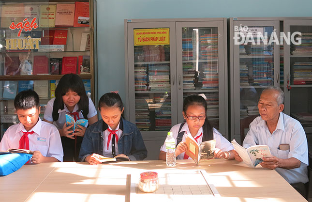Phòng đọc sách Xuân Hà vừa được UBND quận Thanh Khê đầu tư xây mới thu hút người dân đến đọc sách, báo.