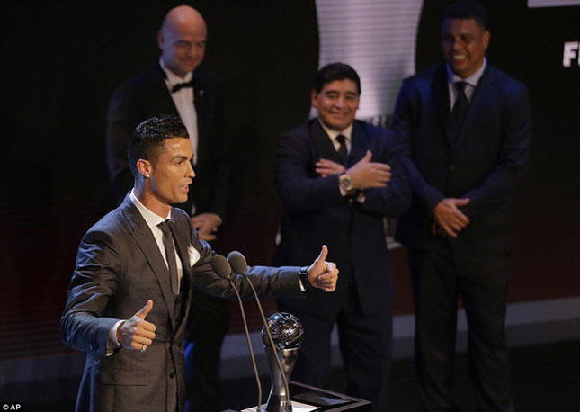 Huyền thoại Maradona không vui khi trao giải cho C.Ronaldo! Ảnh: Internet