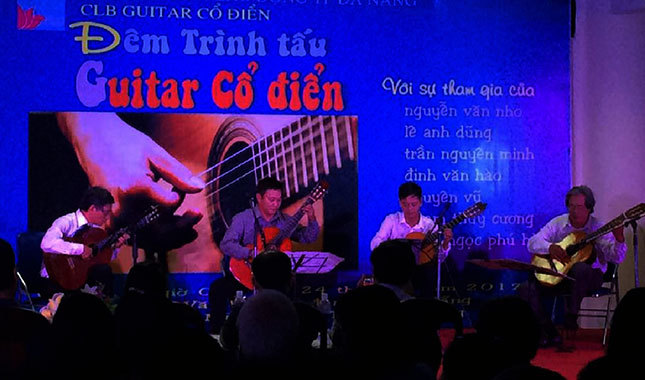 Trình diễn tứ tấu tại đêm trình tấu guitar cổ điển tại Nhà Văn hóa Lao động thành phố cuối tháng 9-2017.