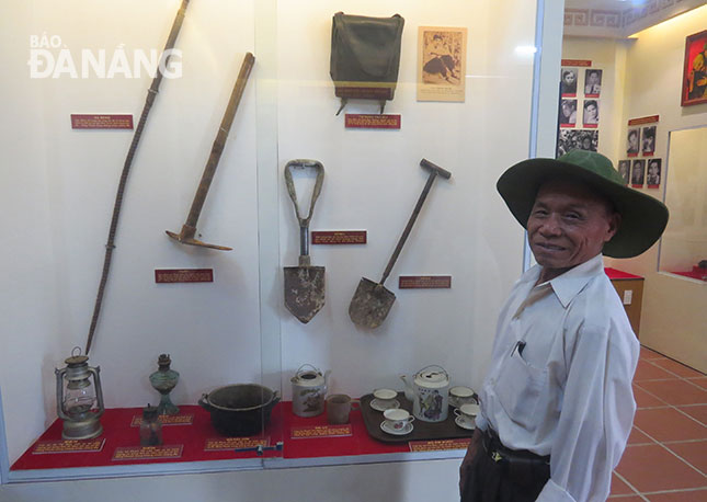 Ông Phan Văn Tải giới thiệu những vật dụng ông dùng đào hầm tại căn cứ Hồng Phước.