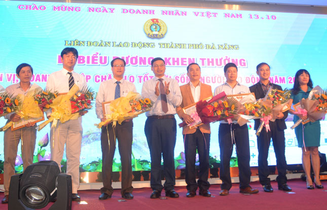 Công ty TNHH Fujikura Automotive Việt Nam được vinh danh tại “Lễ biểu dương, khen thưởng đơn vị, doanh nghiệp chăm lo tốt đời sống người lao động năm 2017”. 				          Ảnh: THÀNH ĐIỆP