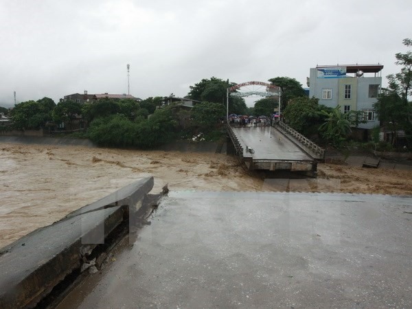 A bridge in Yen Bai Province collapsed due to heavy flooding. - VNA/VNS Photo The Duyet