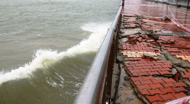 Nước biển dâng cao kết hợp gió to gây sóng mạnh trên sông Hàn tiếp tục đánh thốc vào bờ kè đã hư hỏng ở đường Như Nguyệt.