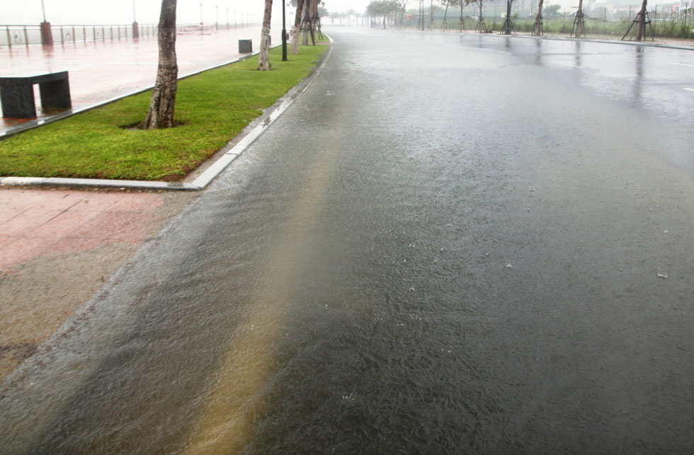 Do nước sông Hàn dâng cao nên nước mưa dồn ứ trên mặt đường Như Nguyệt.