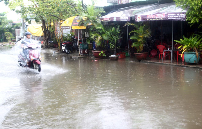 Một đoạn đường K133 Hoàng Văn Thái bị ngập nước.