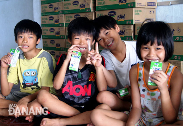 Trẻ em tại một cơ sở bảo trợ ở Đà Nẵng được uống sữa miễn phí.  					          	              Ảnh: PHƯƠNG TRÀ