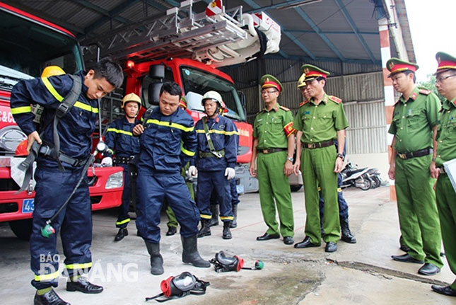 Lãnh đạo Cục Cảnh sát Phòng cháy chữa cháy và cứu nạn cứu hộ kiểm tra công tác sẵn sàng chiến đấu.                                                           Ảnh: NGỌC PHÚ