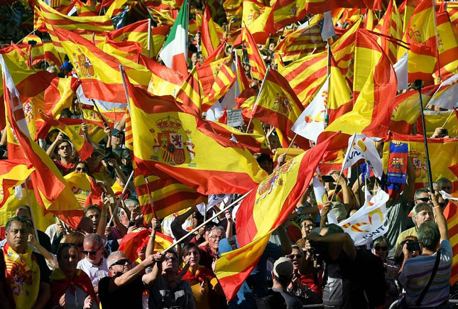 Những người ủng hộ sự thống nhất của Tây Ban Nha tràn xuống đường phố Barcelona chống lại việc Catalonia tuyên bố độc lập. 			                         Ảnh: AFP