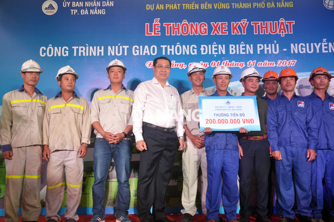 Chủ tịch UBND TP Đà Nẵng Huỳnh Đức Thơ thưởng 200 triệu đồng cho các đơn vị thi công vì hoàn thành tiến độ theo đúng yêu cầu của lãnh đạo thành phố 