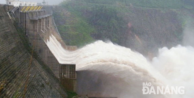 Thủy điện Đăk Mi 4 bắt đầu xả lũ về sông Vu Gia lúc 13 giờ ngày 1-11 với lưu lượng từ 300-2.000m3/s.