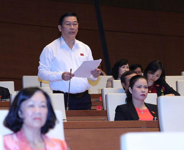 Trưởng Đoàn đại biểu Quốc hội thành phố Đà Nẵng Nguyễn Thanh Quang đề nghị Quốc hội và Chính phủ xem xét lại chính sách thu tiền đất đối với các hộ tái định cư. Ảnh: PHẠM HỮU HOA