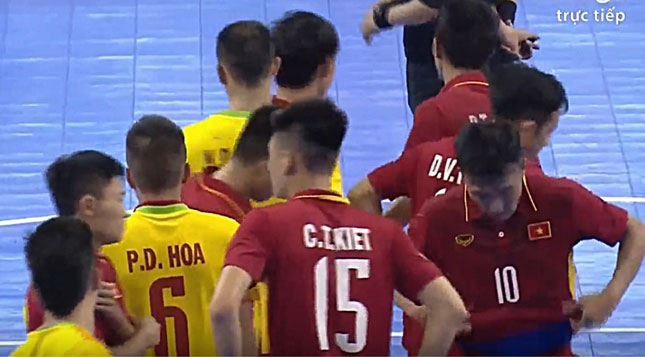 Sự thất vọng của các tuyển thủ Việt Nam sau thất bại 1-5 trước Malaysia trong trận bán kết tối 1-11. (Ảnh chụp qua màn hình) 			      Ảnh: BẢO AN