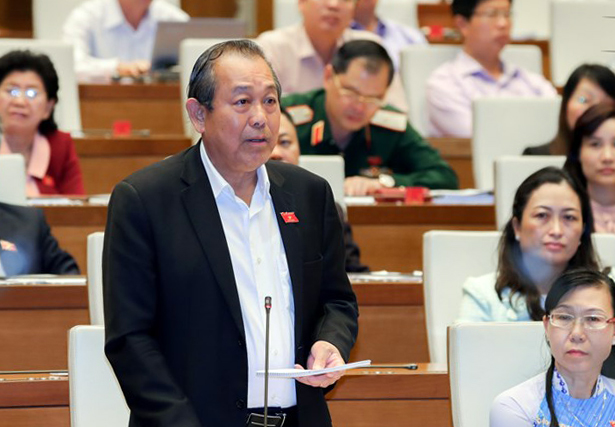 Phó Thủ tướng Thường trực Chính phủ Trương Hoà Bình giải trình một số nội dung tại phiên họp Quốc hội sáng 2/11. Ảnh: VGP/Nhật Bắc