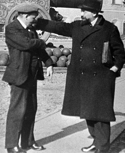 Lenin (trái) và Bonch-Bruyevich - sử gia Xô viết, đồng thời là thư ký riêng của Lenin. Ảnh: RIA.