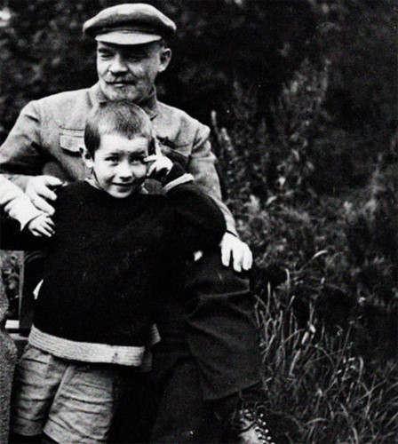 Lenin bên cháu trai Victor vào năm 1922. Ảnh: Mdf.