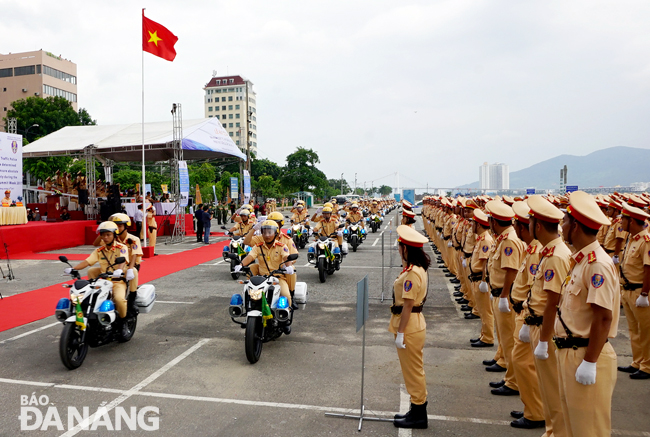 Các lực lượng chức năng sẵn sàng bảo vệ an toàn các sự kiện trong Tuần Lễ Cấp cao. TRONG ẢNH: Buổi tổng duyệt xuất quân bảo vệ APEC 2017 Ảnh: ĐẶNG NỞ
