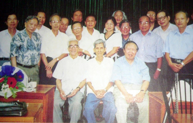 Nhóm Khuê Văn - Hà Nội: Hàng đầu từ trái qua là các nhà thơ:Trần Lê Văn, Trinh Đường và Huy Cận