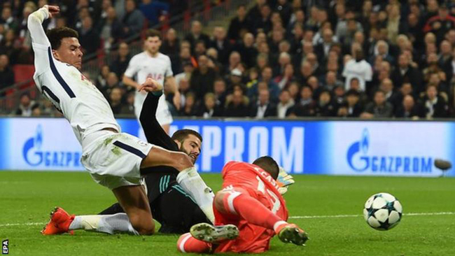 Dele Alli (áo trắng) xuất sắc lập cú đúp cho Tottenham; bàn còn lại được ghi do công của Christian Eriksen. Trong khi Cristiano Ronaldo ghi bàn danh dự cho Real ở phút 80 trong trận Real Madrid gặp Tottennhan.Ảnh: Internet