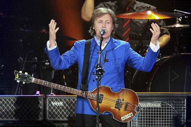 Ca sĩ Paul McCartney biểu diễn tại thủ đô Mexico City để chia sẻ những đau thương, mất mát với người dân Mexico. (Ảnh: Chilango.com)