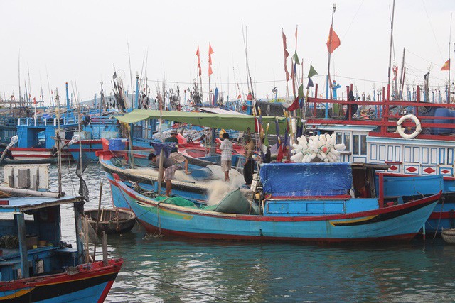 Ngư dân tỉnh Khánh Hòa thu dọn ngư lưới cụ trước cơn bão đổ bộ. (Ảnh: Viết Hảo).