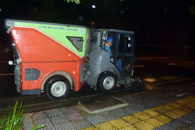 Hưởng ứng lời kêu gọi của Chủ tịch UBND thành phố Huỳnh Đức Thơ, Công ty URENCO miền Trung đã điều động 2 chiếc xe chuyên dụng dọn rác miễn phí cho thành phố Đà Nẵng.