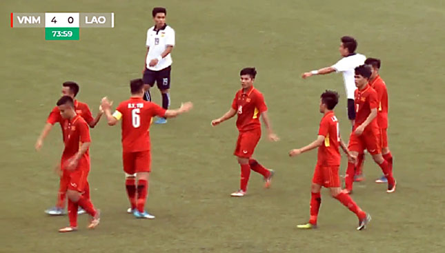 Đánh bại U19 Lào (áo trắng), các tuyển thủ U19 Việt Nam  (áo đỏ) đã có thành tích toàn thắng tại vòng bảng giải Bóng đá U19 châu Á 2018. 		               (ảnh chụp qua màn hình)