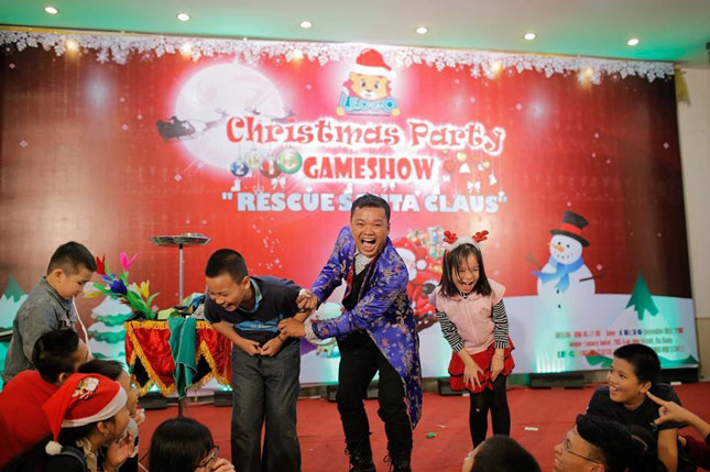 Để có cơ hội gần hơn với ảo thuật đường phố, Tuấn Anh còn tham gia các chương trình biểu diễn phục vụ cho trẻ em. (Ảnh nhân vật cung cấp)