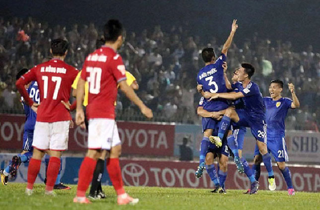 Sau chiến thắng 2-1 trước Than Quảng Ninh (áo đỏ), cơ hội lần đầu đăng quang ngôi vô địch V-League đang mở ra rất lớn với Quảng Nam (áo xanh). 		         ảnh: HẢI HUY