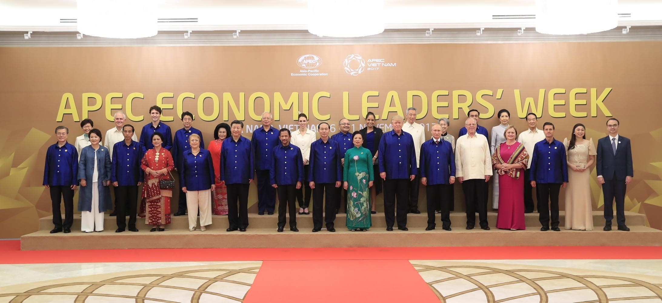 President Quang, his wife, and other APEC leaders and their spouses posing for a group photo