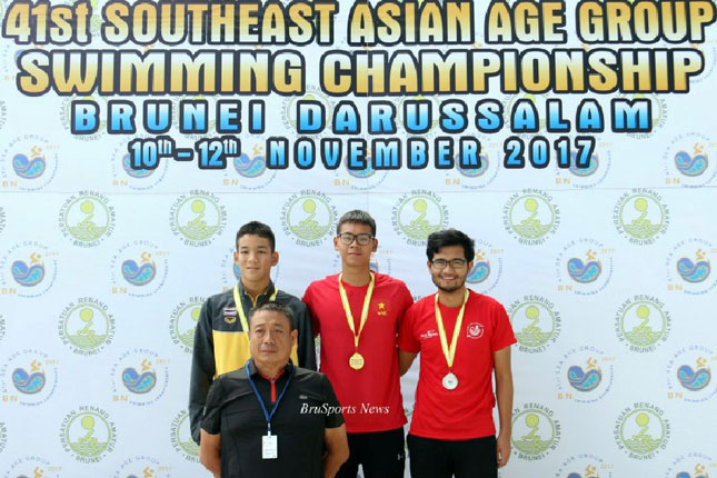 Nguyễn Hữu Kim Sơn (giữa) đã thi đấu xuất sắc, góp phần quan trọng vào thành tích nhất toàn đoàn của Việt Nam tại giải Bơi các nhóm tuổi Đông Nam Á 2017.   		                    Ảnh: Yee Chun Leong