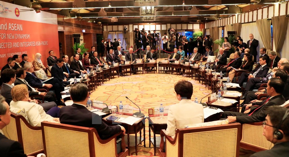 Chủ tịch nước Trần Đại Quang chủ trì Đối thoại Cấp cao không chính thức giữa Diễn đàn Hợp tác kinh tế châu Á-Thái Bình Dương (APEC) với Hiệp hội các Quốc gia Đông Nam Á (ASEAN), chiều 10/11. (Ảnh: TTXVN)