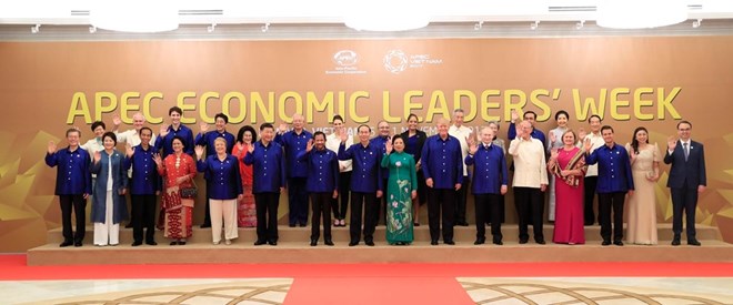 APEC leaders and their spouses pose for a group photo at a gala dinner on November 10 (Photo: VNA)