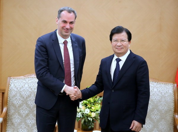 Deputy P​M Trinh Dinh Dung (right) shakes hands with Cedrik Neike, member of the Managing Board of Siemens AG (Photo: baochinhphu.vn)