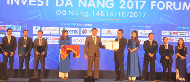 Chủ tịch UBND thành phố Huỳnh Đức Thơ trao giấy chứng nhận đầu tư cho doanh nghiệp tại Diễn đàn đầu tư  Đà Nẵng 2017.