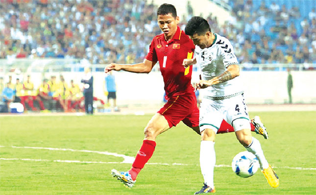 Dù không giành chiến thắng trước Afghanistan (áo trắng) nhưng với việc có được kết quả hòa, đội tuyển Việt Nam (áo đỏ) cũng đã giành quyền vào vòng chung kết Asian Cup 2019.                     Ảnh: NGỌC THÀNH