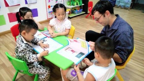 A foreigner teaches English at a Vietnamese kindergarten. Source baotintuc.vn Read more at http://vietnamnews.vn/society/417558/more-kids-studying-english-at-kindergartens.html#zBI3M6imS3I6cROW.99