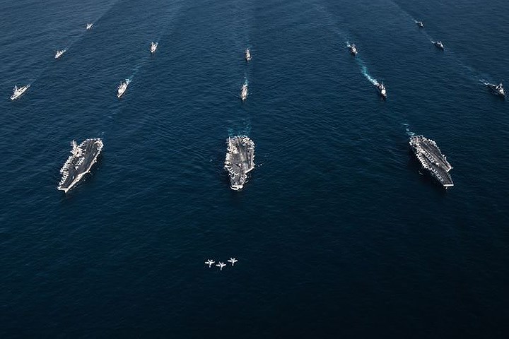 Ba phi cơ F/A-18E bay phía trước các tàu sân bay Mỹ Ronald Reagan, Theodore Roosevelt, Nimitz và nhóm tàu tấn công, cùng với chiến hạm Hàn Quốc khi đi qua Tây Thái Bình Dương.