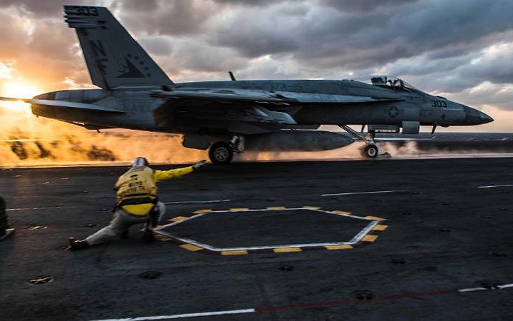Một chiếc tiêm kích đa nhiệm F/A-18E Super Hornet chuẩn bị phóng đi từ boong bay của hàng không mẫu hạm USS Ronald Reagan.