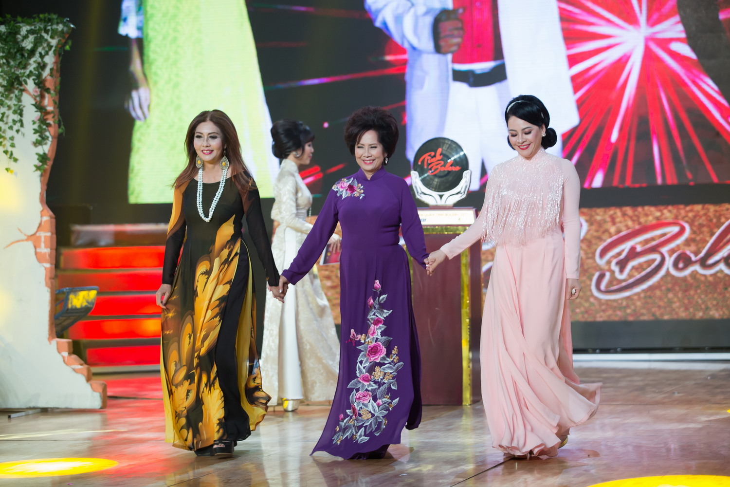 Ban giám khảo đêm chung kết xếp hạng tối 13/11 là ca sĩ Phương Dung, Họa Mi và Đông Đào