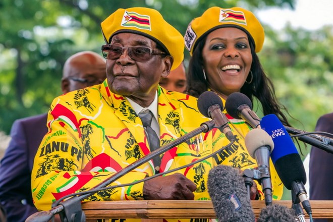 Tổng thống Robert Mugabe (trái) và vợ Grace Mugabe (phải) tại một sự kiện ở Harare ngày 8/11. (Nguồn: AFP/TTXVN)