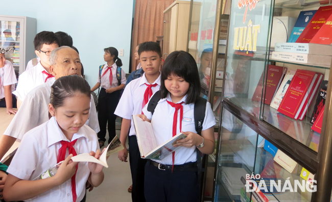 Pupils from Thanh Khe District reading books in a local public library